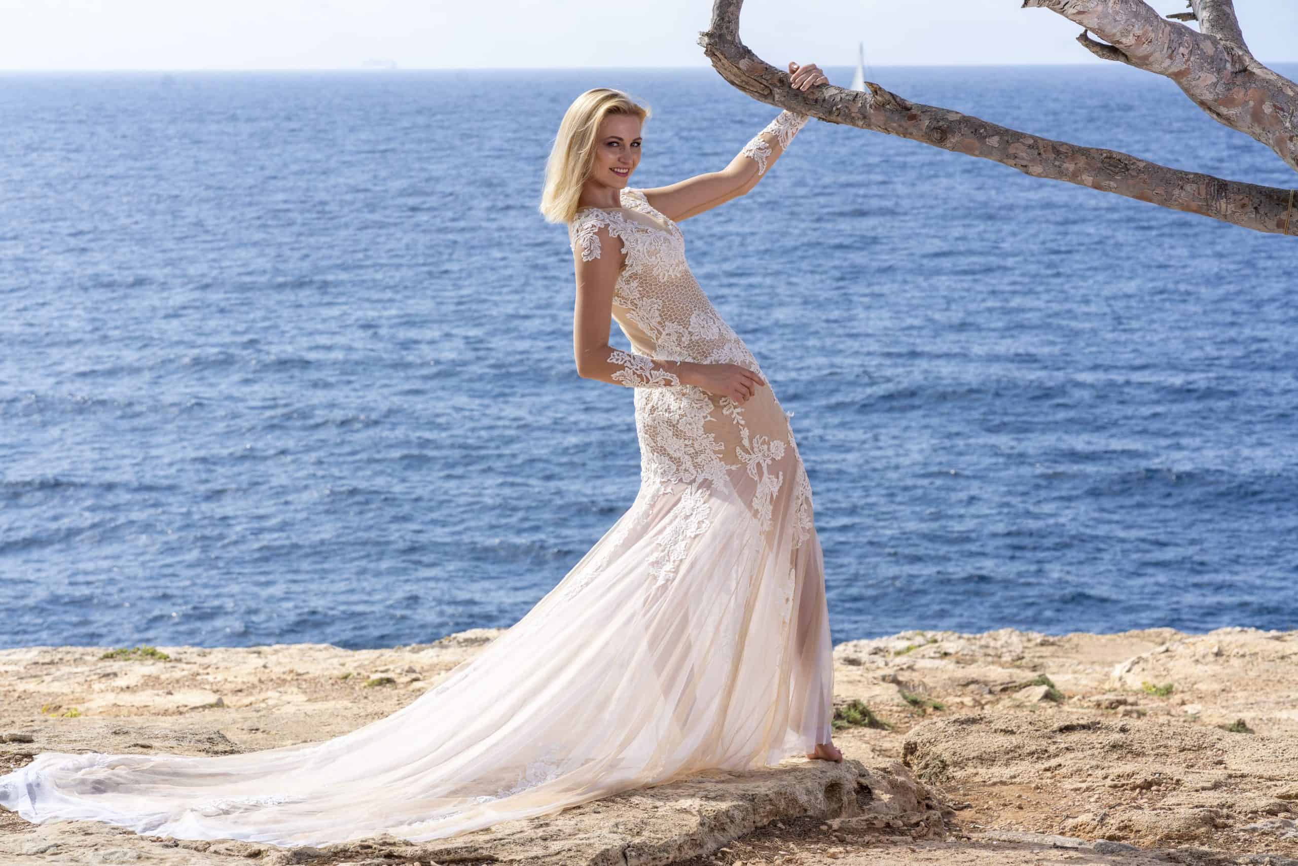 Model Lydia im Brautkleid auf Mallorca